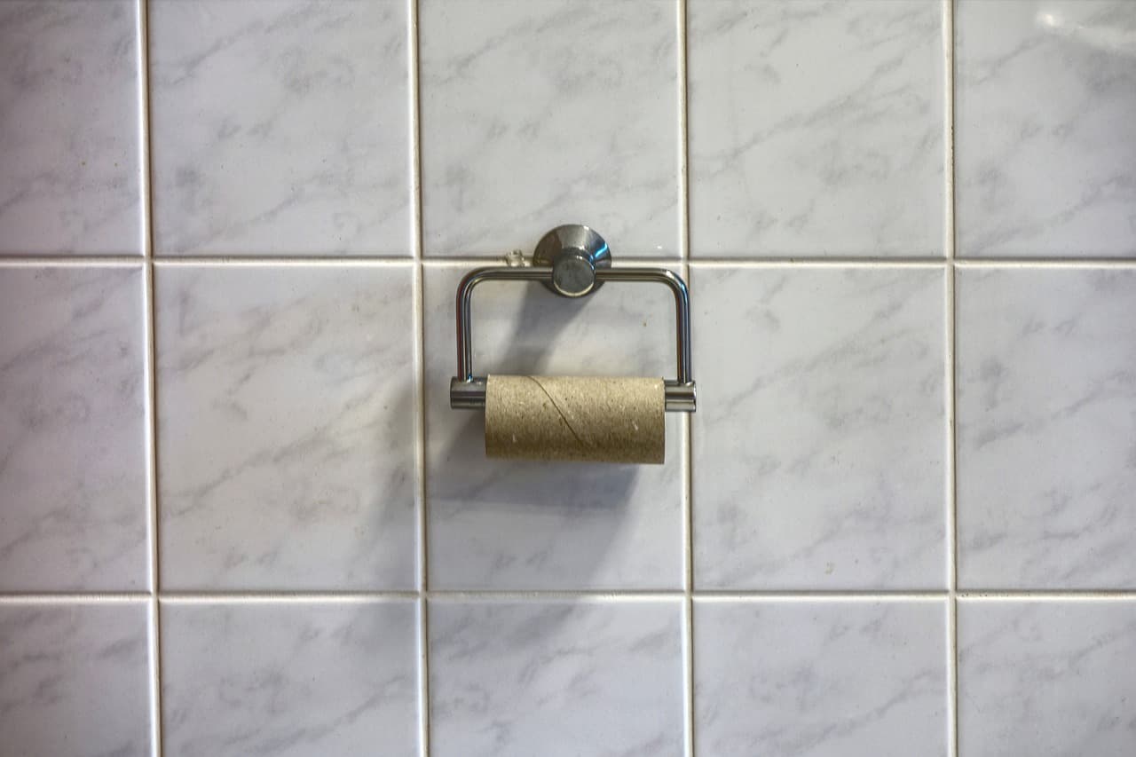 Faren ved renovering af badeværelse — asbest og tungmetaller i klinker